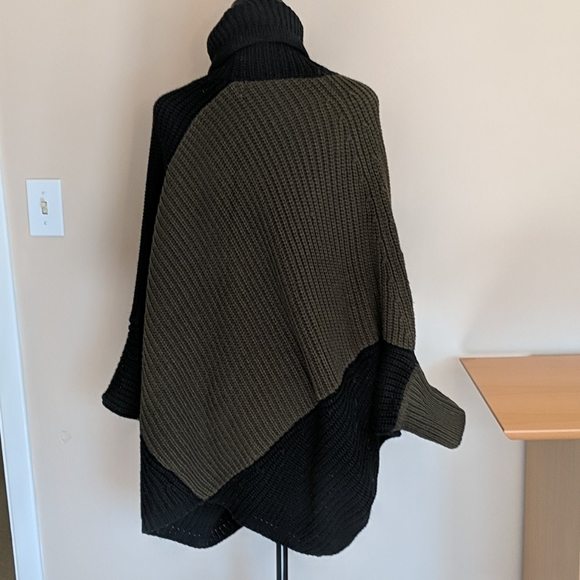 John & Jenn oversized sweater poncho - Picture 5 of 7